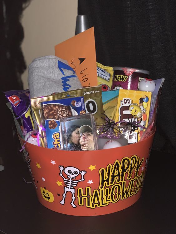 spooky basket idea for boyfriend